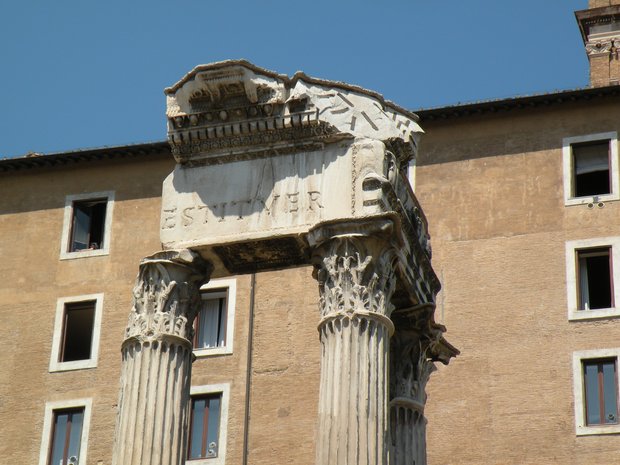  inscription sur le temple des Empereurs Vespasiens